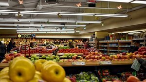 Φρούτα από… χρυσάφι: Γιατί διπλασιάστηκε φέτος η τιμή σε καρπούζια, κεράσια και βερίκοκα;