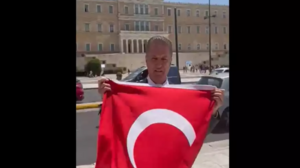 Απίστευτη πρόκληση τούρκου βουλευτή: Άνοιξε την τουρκική σημαία έξω από τη Βουλή!