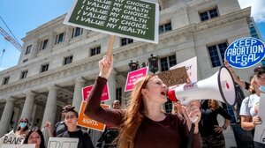 Ο Μπάιντεν υπογράφει διάταγμα για την πρόσβαση των Αμερικανίδων στην άμβλωση και την αντισύλληψη