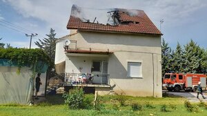 Κεραυνός χτύπησε σπίτι - Άνοιξε τρύπα στα κεραμίδια!