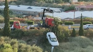 Το αυτοκίνητο "βούτηξε", ο οδηγός γλίτωσε τα χειρότερα