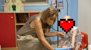 Η Κάρμεν Ρουγγέρη κοντά στα παιδιά που νοσηλεύονται