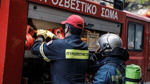 Ηλικιωμένη απομακρύνθηκε από φλεγόμενη μονοκατοικία