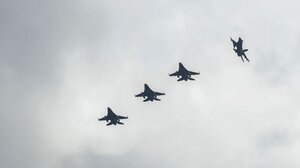 Παρ’ ολίγον τραγωδία: Μαχητικά αεροσκάφη διασταυρώθηκαν με ανεμοπτεριστές