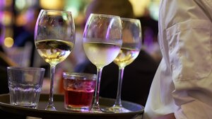 Τουλάχιστον 20.000 κενές θέσεις στην εστίαση