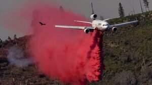 Καλιφόρνια: 2.500 πυροσβέστες προσπαθούν να περιορίσουν μια θηριώδη φωτιά