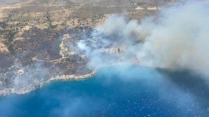 Φωτιά στο Ροδάκινο: Σε επιφυλακή ισχυρές δυνάμεις που παραμένουν στο σημείο