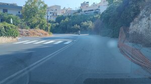 Για ανακατασκευή του δρόμου ούτε λόγος ... αλλά η διαγράμμιση έγινε!