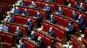 Παίρνει πίσω τα περί "ταπείνωσης μαθητών" ο Ιταλός Υπουργός Παιδείας