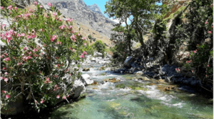 Περπατούν στο Κουρταλιώτικο Φαράγγι