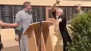 Ρώσος και Ουκρανός παπάς πιάστηκαν στα χέρια σε κηδεία στρατιώτη!