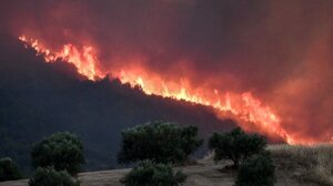 Ακόμη μια «πύρινη» νύχτα στη χώρα – Σπίτια στις φλόγες, εκκενώσεις οικισμών