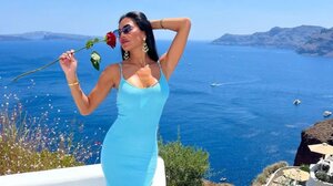 Νικόλ Σέρζινγκερ: Τα νέα στιγμιότυπα από τη Σαντορίνη