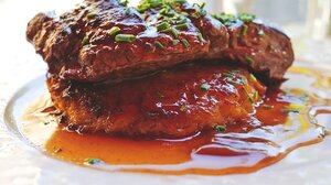 Πικάντικες χοιρινές μπριζόλες με ζεστή ρυζοσαλάτα