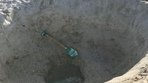 Πρόκληση στο TikTok «πίσω» από τις βαθιές τρύπες που εντοπίζονται σε παραλίες 