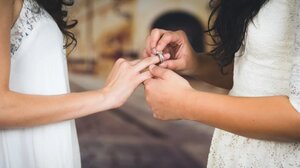 Ελβετία: Πραγματοποιήθηκε ο πρώτος γάμος ομοφυλόφιλων στην χώρα