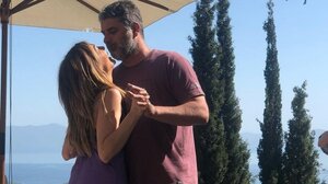 Βανδή – Μπισμπίκης: Αγόρασαν οικόπεδο με θέα τη θάλασσα στην Κρήτη