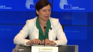 ΕΕ - Βέρα Γιούροβα: Καταδίκη για το «σοκαριστικό» χτύπημα στο ραδιόφωνο του Real fm