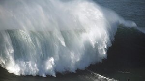 Τα κύματα σκέπασαν σπίτια και «σάρωσαν» γαμήλιο πάρτι στη Χαβάη! 