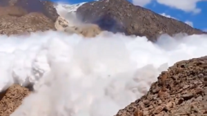 Απίστευτη χιονοστιβάδα στο Κιργιστάν – Τουρίστας καταπλακώθηκε ενώ την κινηματογραφούσε