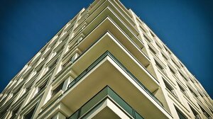 Τουρίστρια έπεσε από μπαλκόνι ξενοδοχείου για να αποφύγει τον βιασμό της