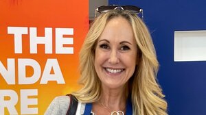 Πρωταγωνίστρια ερωτικών ταινιών ευχαριστεί τα ελληνικά σώματα ασφαλείας!