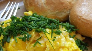 Αυγά σκραμπλ με ντοματίνια