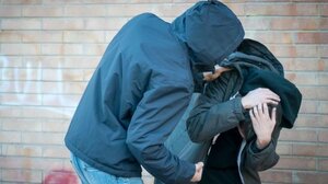 Ανήλικοι επιτέθηκαν και λήστεψαν 12χρονο σε παιδική χαρά