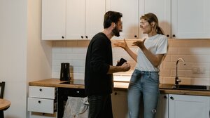 Προσπάθησε να πνίξει τον σύζυγό της - Αφορμή το κινητό του