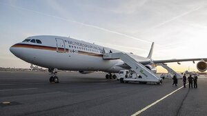 Γερμανία: Αντιδράσεις για τις εικόνες από το κυβερνητικό αεροσκάφος, όπου κανείς δε φορά μάσκα