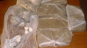 Συνελήφθη ηλικιωμένη που έκρυβε 5 κιλά ηρωίνης στη βαλίτσα της