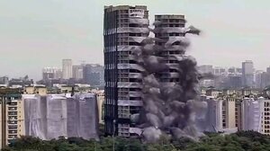 Οι "δίδυμοι πύργοι" της Ινδίας κατέρρευσαν με ελεγχόμενη έκρηξη