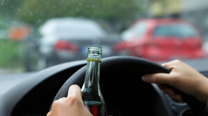 Πήρε το αυτοκίνητο μεθυσμένη και με τα παιδιά μέσα! 