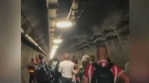 Χάος στη σήραγγα της Μάγχης: Aποκλεισμένοι εκατοντάδες επιβάτες για ώρες λόγω βλάβης σε τρένο 