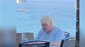 Στην Κάρυστο συνεχίζει τις διακοπές του ο Μπόρις Τζόνσον