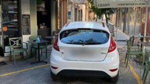 Πάρκαραν στον πεζόδρομο και ο κόσμος περιμένει... να ξυπνήσουν