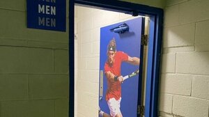 Αφαίρεσαν την αφίσα του Τσιτσιπά και έβαλαν του Κύργιου