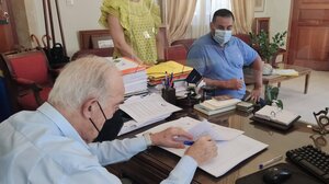 Έπεσαν οι υπογραφές για μεγάλη παρέμβαση σε παιδικές χαρές και υπαίθριους χώρους του Ηρακλείου