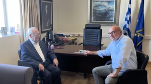 Ο Πρύτανης συνεχάρη τον 88χρονο πτυχιούχο!