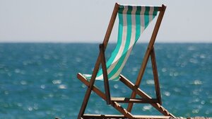 Νεκρός άνδρας σε ξαπλώστρα στην παραλία