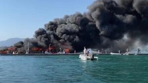 Φλέγονται ιστιοπλοϊκά σκάφη στην Κέρκυρα