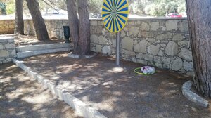 Οι κάδοι άδειοι, τα σκουπίδια ... παντού!