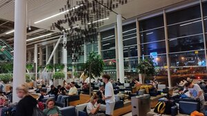 Στην «κόλαση» του αεροδρομίου Σίπχολ – Παραιτήθηκε ο διευθυντής αφού λόγω καθυστερήσεων ο κόσμος έχανε τις πτήσεις του