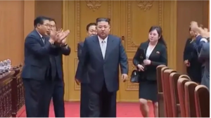  Μυστήριο με την άγνωστη γυναίκα με τον χαρτοφύλακα δίπλα στον Κιμ Γιονγκ-Ουν