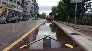 Πάτρα: Μπήκε με κουπιά στον ποδηλατόδρομο γιατί… πλημμύρισε