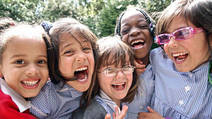 Γιατί γελάμε; Μία νέα έρευνα δίνει μια διαφορετική εξήγηση 