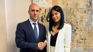 Στα "μαχαίρια" Λατινοπούλου-Μπογδάνος: "Πας εκεί που κορόιδευες, έχεις αλλάξει 32 κόμματα"