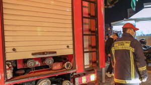 Φωτιά, τα ξημερώματα, σε προαύλιο σπιτιού