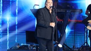 J2US: Ο Βασίλης Καρράς εμφανίστηκε στην σκηνή και το Twitter μεράκλωσε