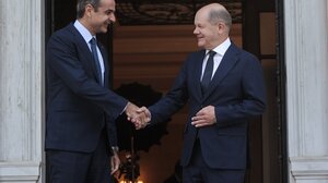 Σε εξέλιξη η συνάντηση Μητσοτάκη – Σολτς στο Μέγαρο Μαξίμου